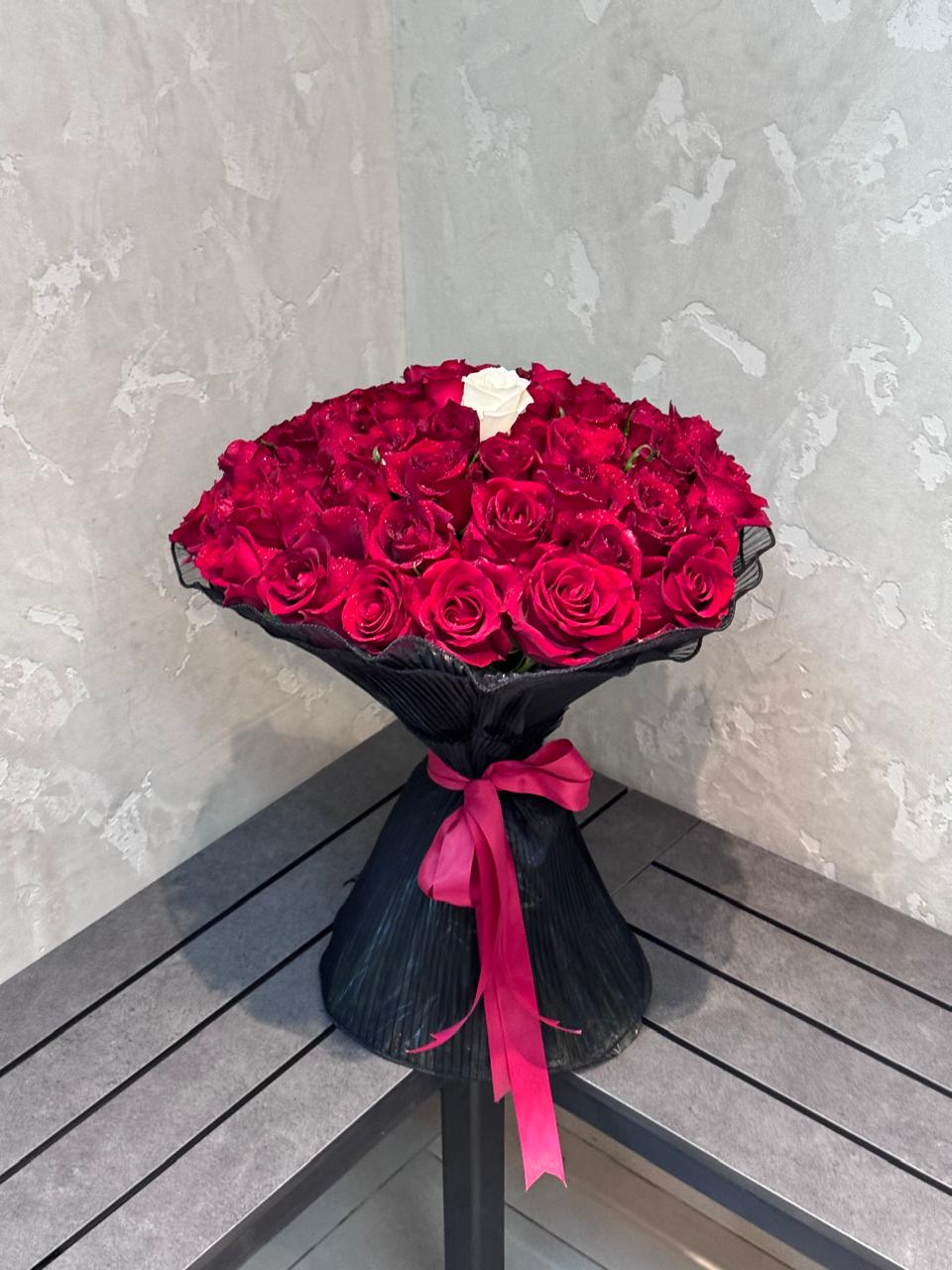 31 red bouquet 275 aed